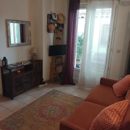 Flamant Rose - Climatise Avec Terrasse, A 150 M